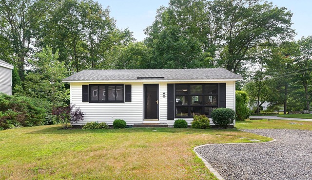 Rye Coastal Cottage: 2BR- Dog-Friendly - Walk to Beach -Patio -Sleeps 4