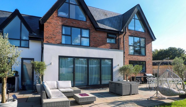 RYE CROFT, pet friendly, country holiday cottage in Neston