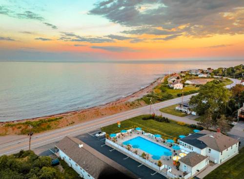 Rye Motor Inn - Oceanfront, Walk to Beach