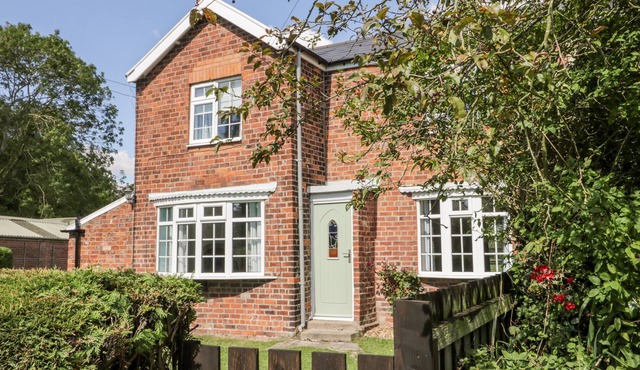 RYEBY GARTH, pet friendly, character holiday cottage in Patrington