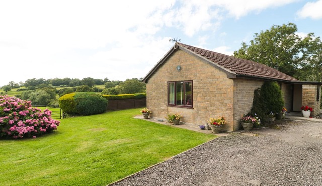 RYECROSS FARM COTTAGE, family friendly, with a garden in Shaftesbury
