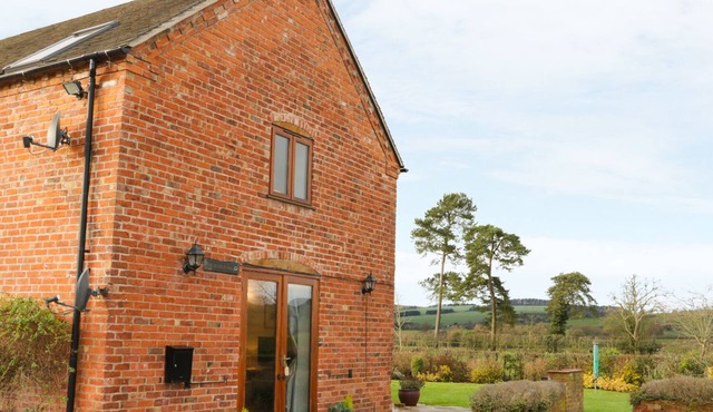 RYELANDS COTTAGE, pet friendly, with a garden in Much Wenlock