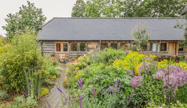 RYEPIECE COTTAGE, romantic, with a garden in Ettington