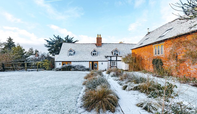 RYTON GRANGE TRADITIONAL FARMHOUSE PLUS ADJACENT HAY BARN TO SLEEP 18