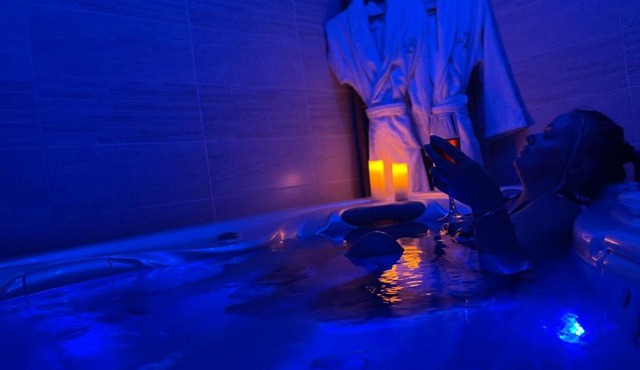 Séjour Romantique Jacuzzi intérieur Privé