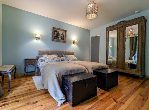 Séjournez en Ferme avec Piscine, Tennis, Chevaux et Parking Sécurisé - FR-1-582-518