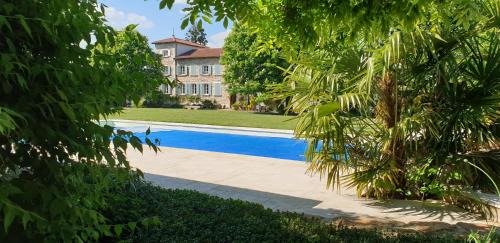 Séjour élégance et bien-être au CHATEAU de GRANDMONT - piscine et parc arboré au coeur du vignoble du Beaujolais