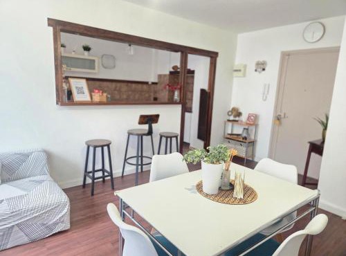 Séjour cosy près de Paris T3 cuisine ouverte et bar