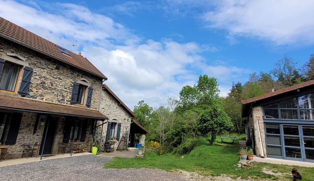 Séjour groupe gîtes Via Nova à Lavoine : 13 pers. gîte + 5 pers. loft