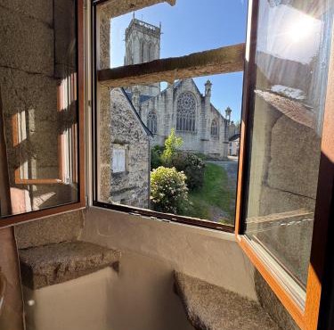 Séjournez dans un ancien presbytère du XVI siècle - Face à la Chapelle de Saint Herbot