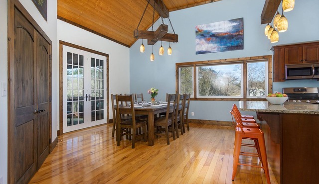 S AVL, hot tub, 3x Kings, close to Biltmore