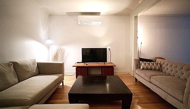 Sleeps 9, large condo in front of parc & metro, minutes to Downtown with parking