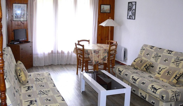 Studio for 4, South-Facing Balcony, Ski-In/Ski-Out, Peyragudes.