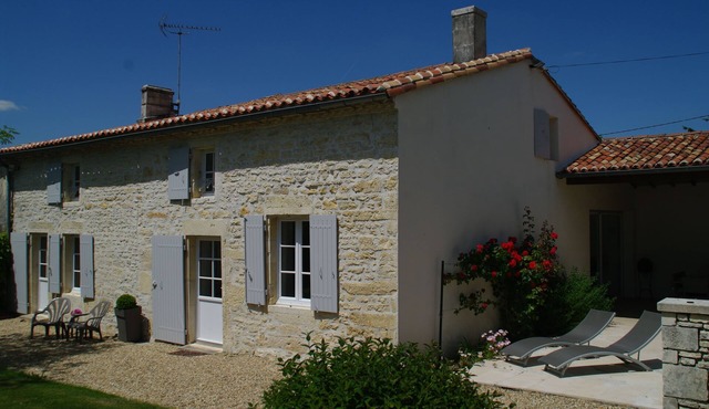 Spacious Charentais Farmhouse Among Fields Of Sunflowers And Vineyards