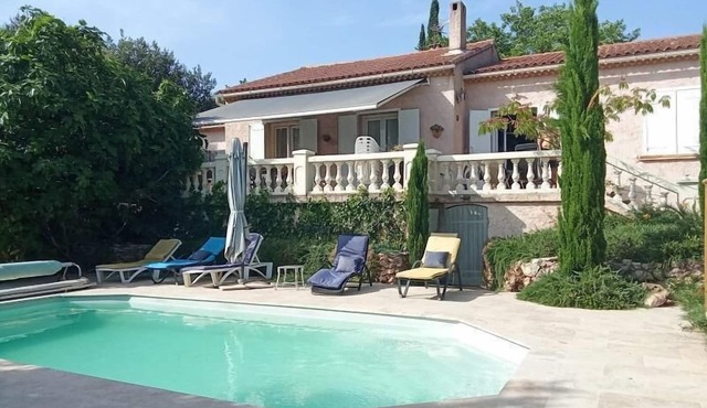 SOUS LE FIGUIER, gîte with shared pool