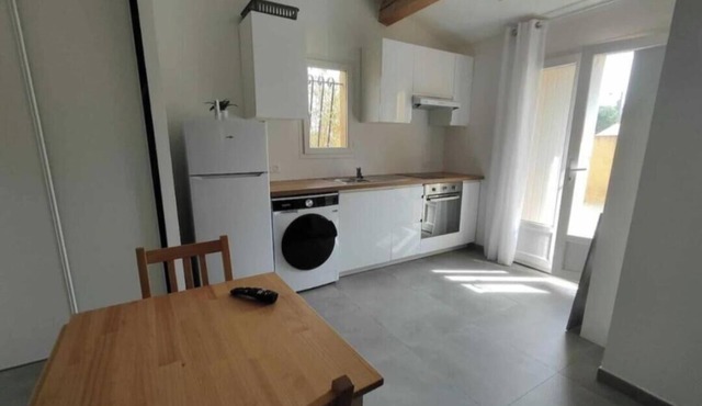 Studio Saint Maximin with exterior, parking space and near downtown