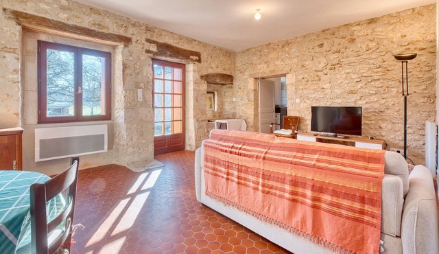 Spacious Holiday Home in Sorges-et-Ligueux-en-Périgord – Up to 6 Guests