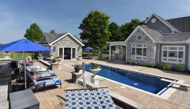 S&K Getaway with heated pool & sauna 9 miles to WEC