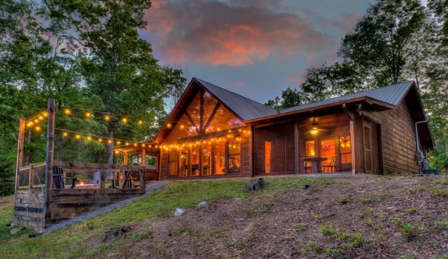 S'more House - Pet Friendly | Shuffleboard | Foosball | Fire pit