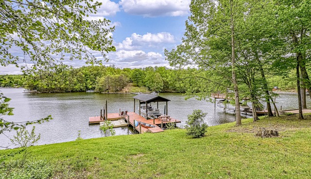 S'thern Rock - Lakefront home with views, dock, screened porch, kayak & canoe