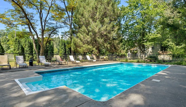 Sawyer Retreat/3 bdrm/3 ba, heated pool, fire pit, 5 min drive to beach