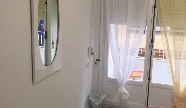 (S1)-Bright modern 3 Bedroom Flat City Centre beach 10-12 minutes walk