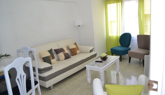 (s2) - Bright modern 3 Bedroom Flat Sleeps 6 City center and beach 10-12 minutes