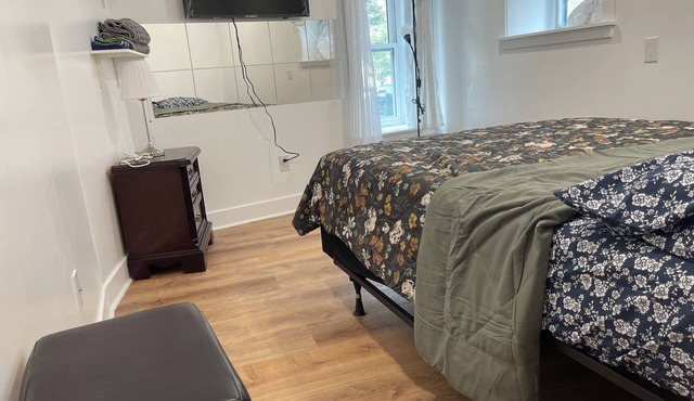 S4, queen Villege quiet one bedroom, share bathroom and kitchen.