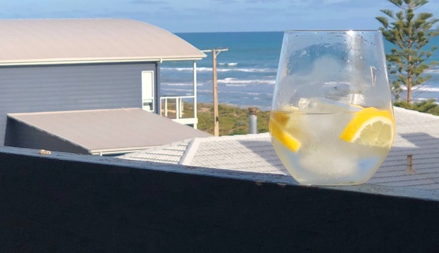 Sable Blanc on Newell - pets allowed - 3 min walk to the beach & fabulous views.