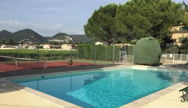 Sablet - swimming pool - tennis - 200m from village center - in the vineyards