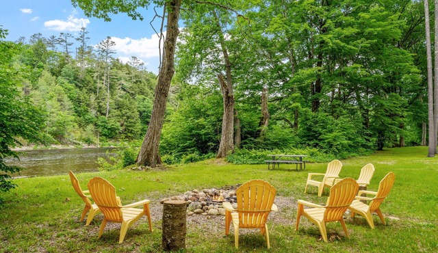 Sacandaga Riverfront ADK: Hot Tub, XC Ski, Game Room, Pets - The Honeybee Cabin