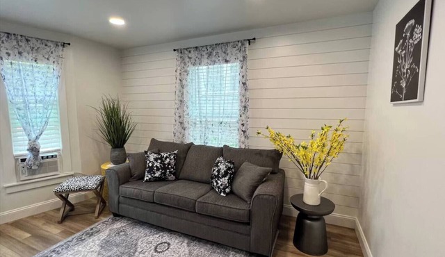 Sacred Heart Hospital+Huckleberry’s+Min to Dwntn