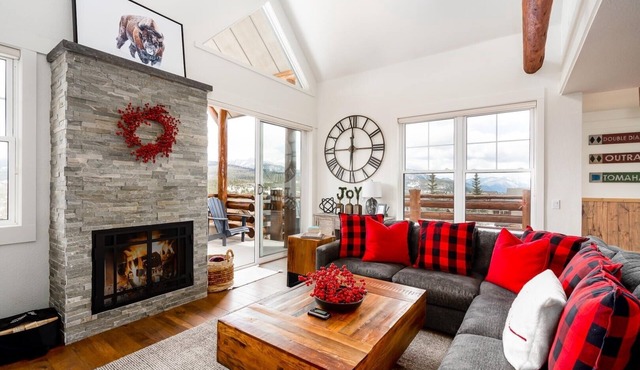 Saddle Ridge D1 (3-Bedroom Condo) with Mountain view by Moonlight Basin Lodging