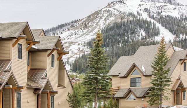 Saddle Ridge Townhome with Ski-in/Ski out access! Hot tub!