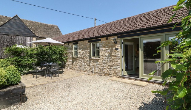 SADDLEBACKS BARN, character holiday cottage, with a garden in Burford