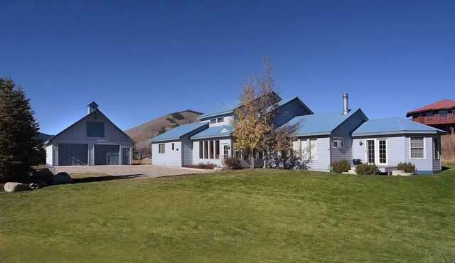 Saddlehorn Retreat/4 Bed Family Home less than Half a Mile to Skiing/Hot tub!