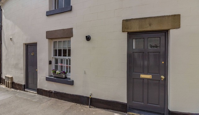 SADDLERS COTTAGE, pet friendly, with open fire in Wirksworth