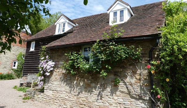 Saddlestones Cottage - sleeps 4 guests in 2 bedrooms