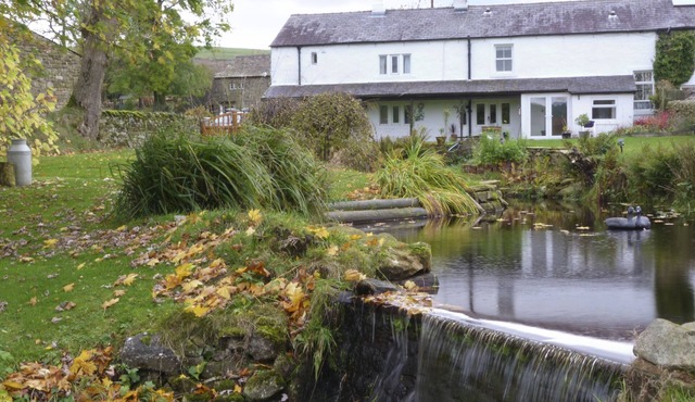 SAETR COTTAGE, pet friendly, with open fire in Bolton-By-Bowland