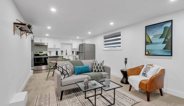 Safari: Renovated & Upgraded 2 Bed Lower Suite - City Centre