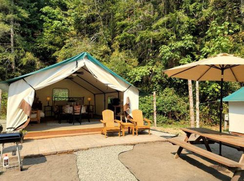 Safari Tent Glamping Destination Near Eagle Creek, Washington