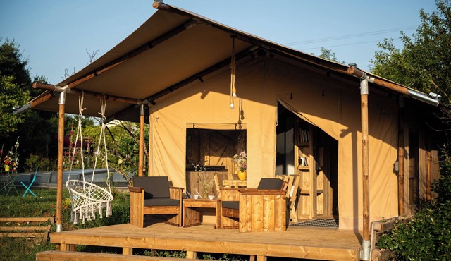 Safari tent with all comforts, garden, swimming pool, between La Rochelle and Venise verte