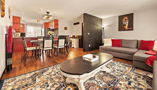 Safari-themed/No Stairs/Sleeps up to 12/W&D/FastWiFi/Near RagingWaves/Yorkville