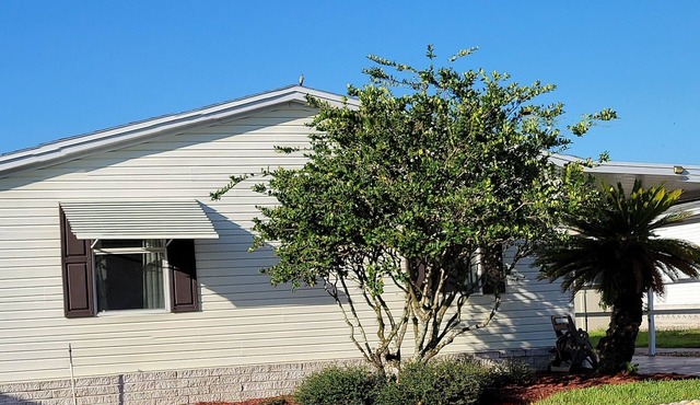 Safe 55+ Golf community with many amenities. Close to work, shopping and dining
