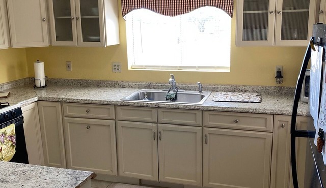 Safe and clean, 5 min away from shopping centers & restaurants. Pet-Friendly