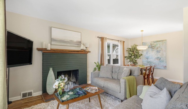 Safe and Cozy North Everett Charming OASIS - Centrally Located