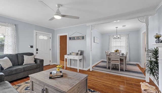 Safe, Broadmoor Haven. Spacious w/King Bed & Large Backyard