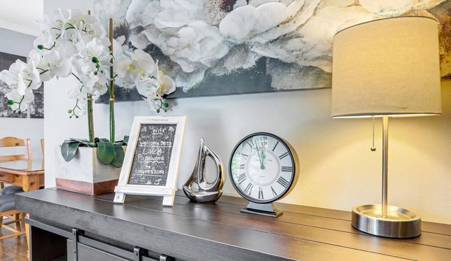 Safe, cozy, renovated home close to Atlanta, off 285, no fee from 99 per night