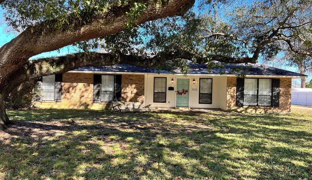 Safe, Family-Friendly Home in the Middle of Town!