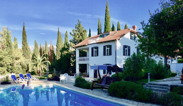 Safe Family Villa. Sea Views, Walled Garden, Pool Jacuzzi, Badminton TableTennis